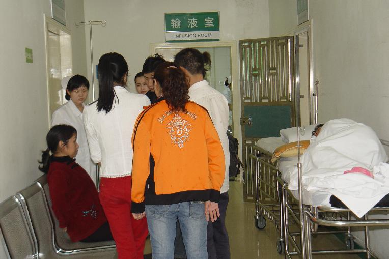 “**现场”记者在深圳仁爱医院采访受伤女工