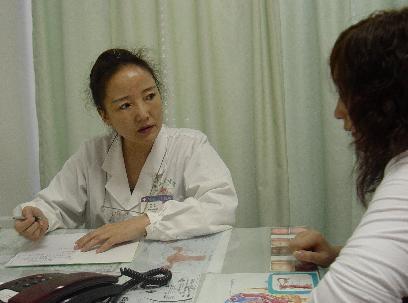 宁波新东方医院妇科郎琴主任倾听患者诉说病情